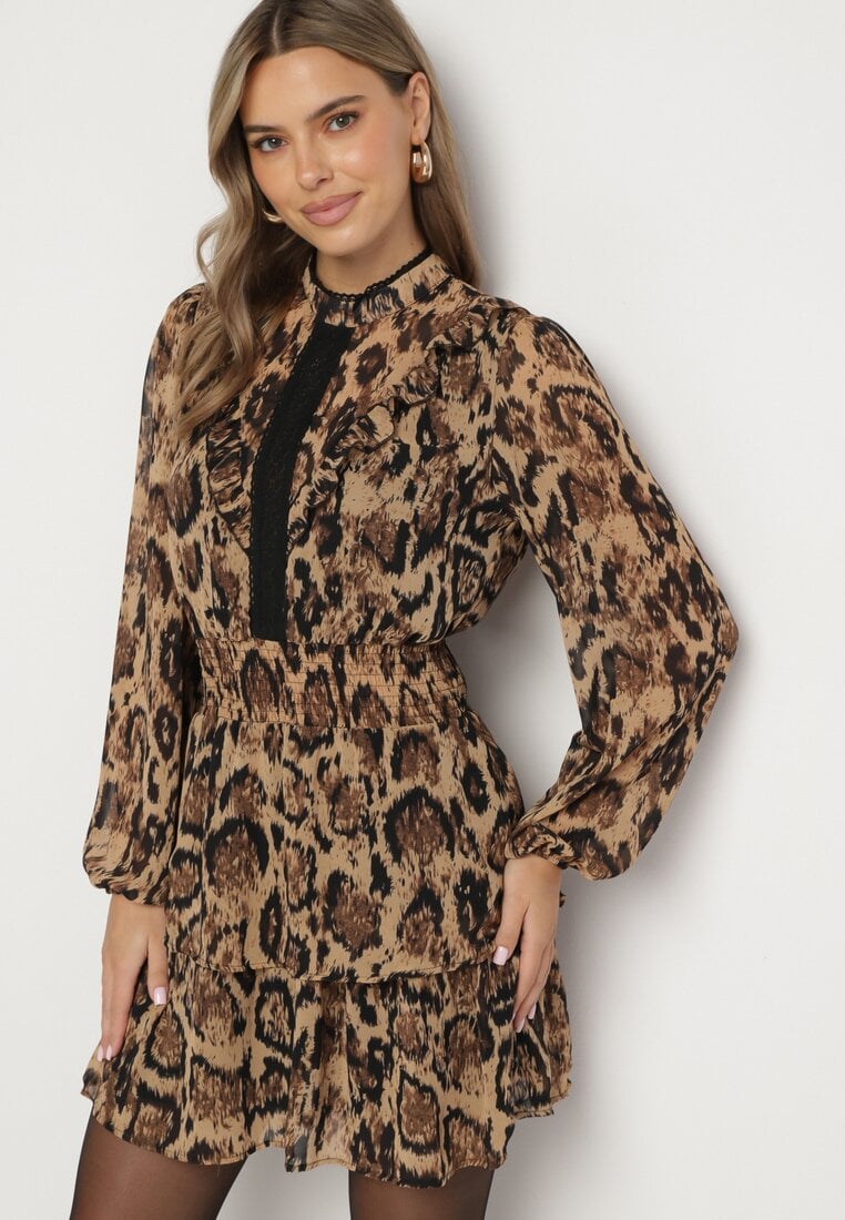 Brązowa Rozkloszowana Sukienka ze Stójką i Falbankami w Panterkowy Wzór Labinora
