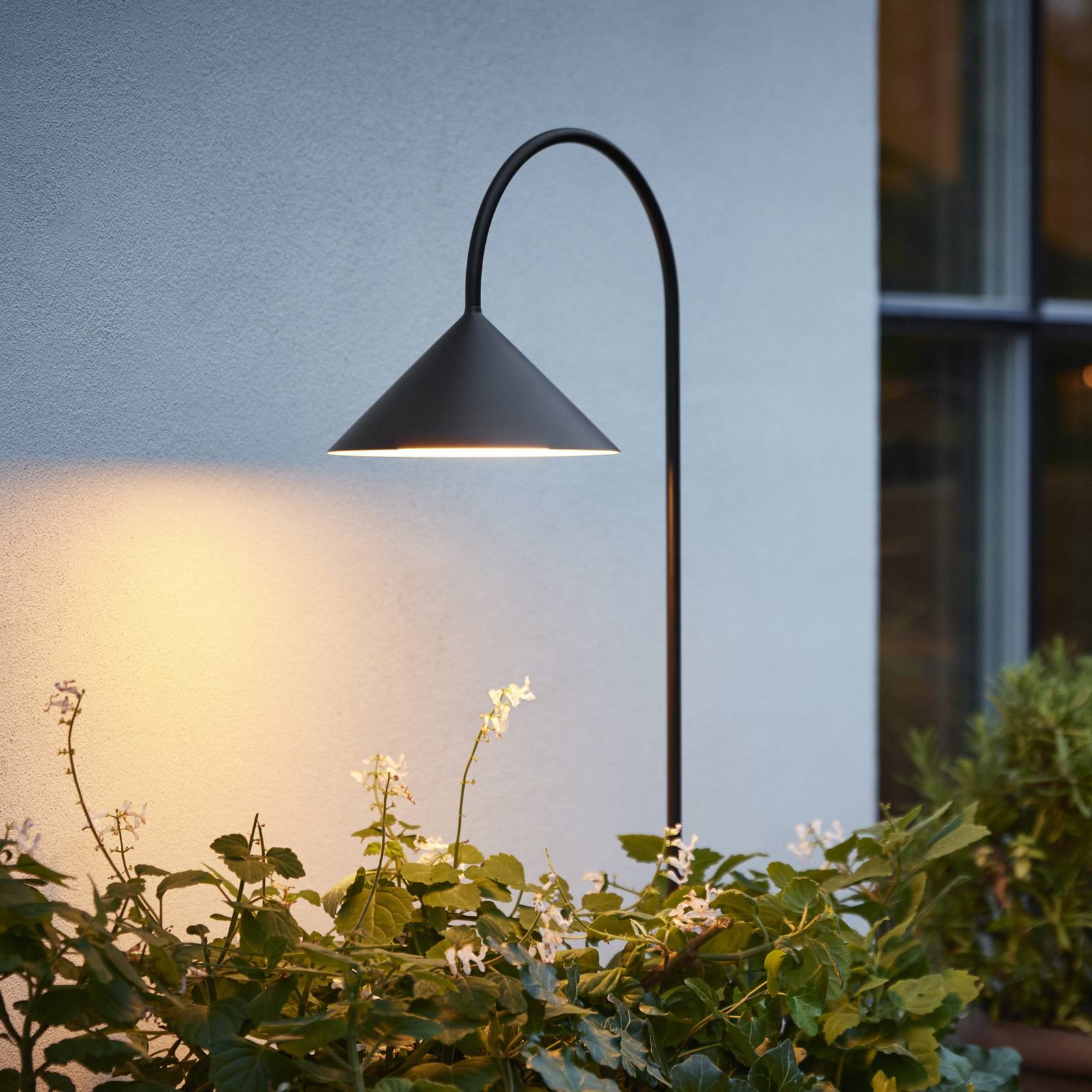 Lampa z grotem ziemnym FRANDSEN Grasp, czarna, wysokość 82 cm