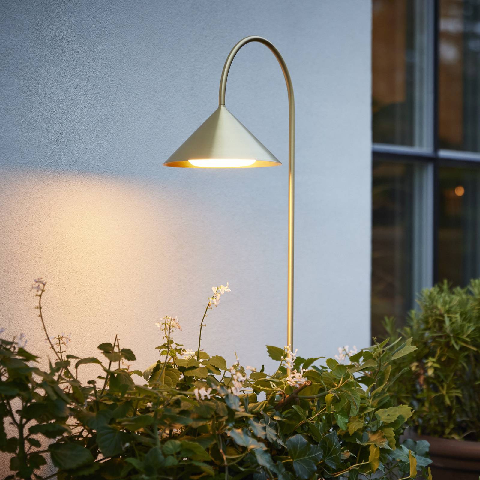 Lampa z grotem ziemnym LED FRANDSEN Grasp, kolor mosiądz, wysokość 82 cm
