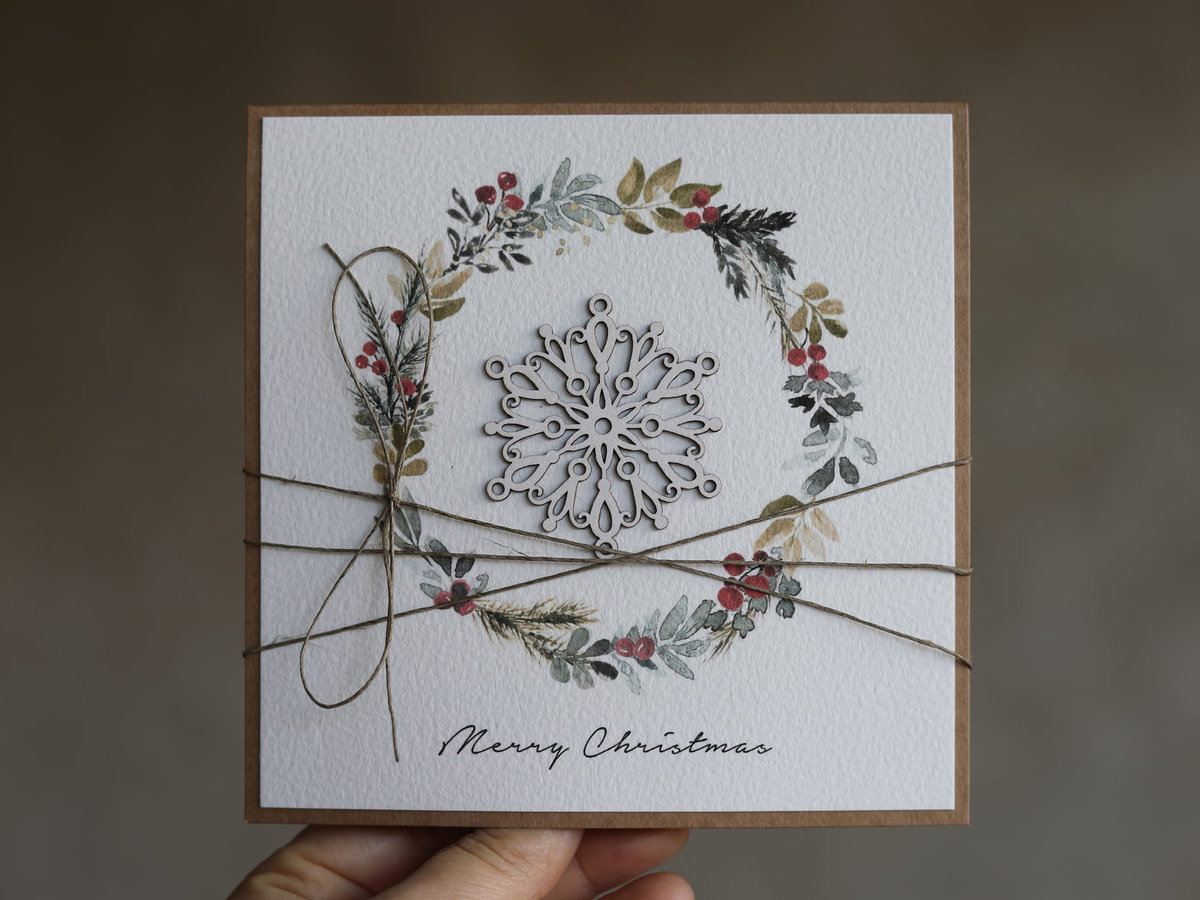 Stylowa ręcznie robiona kartka świąteczna na Boże Narodzenie wianek głóg śnieżynka Merry Christmas Card