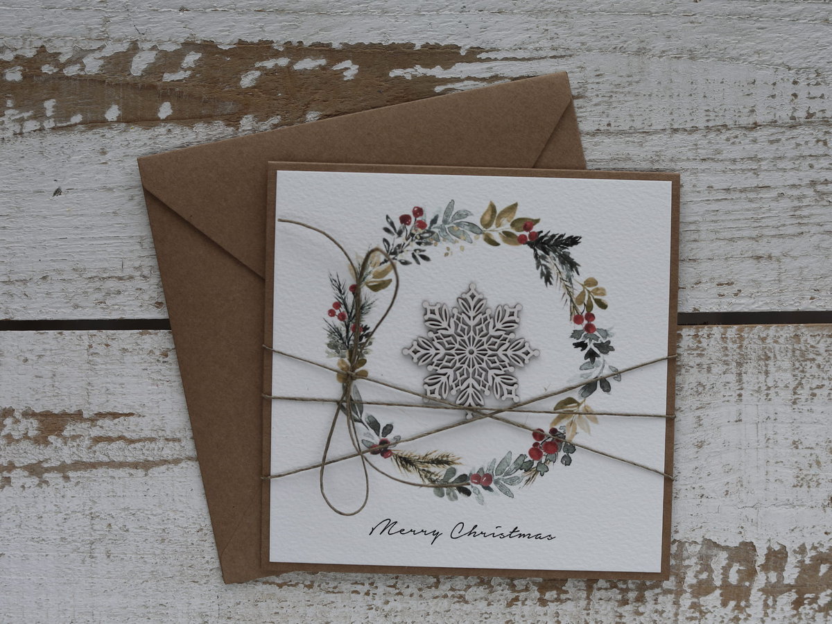 Stylowa ręcznie robiona kartka świąteczna na Boże Narodzenie wianek głóg śnieżynka Merry Christmas Card