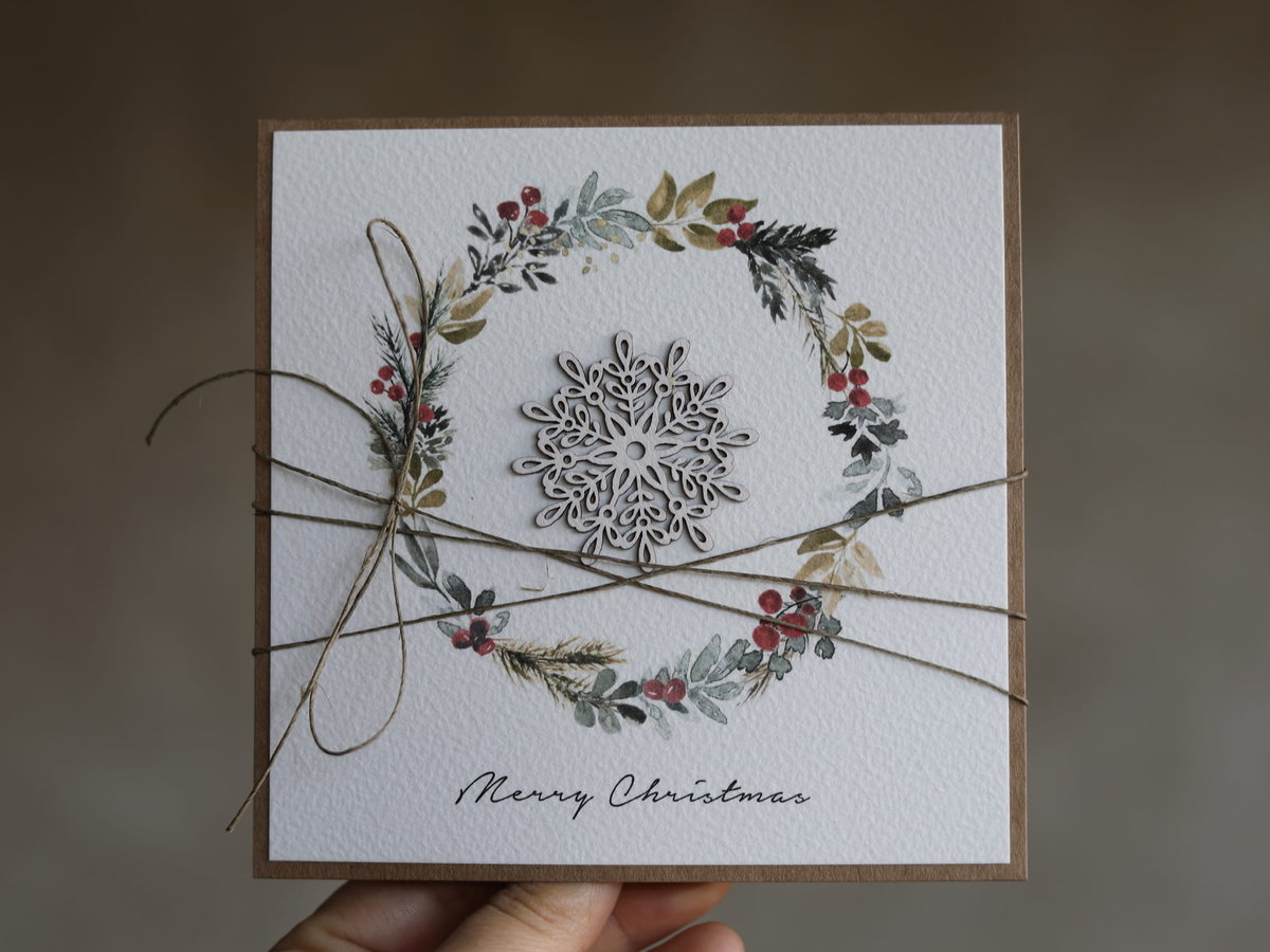 Stylowa ręcznie robiona kartka świąteczna na Boże Narodzenie wianek głóg śnieżynka Merry Christmas Card