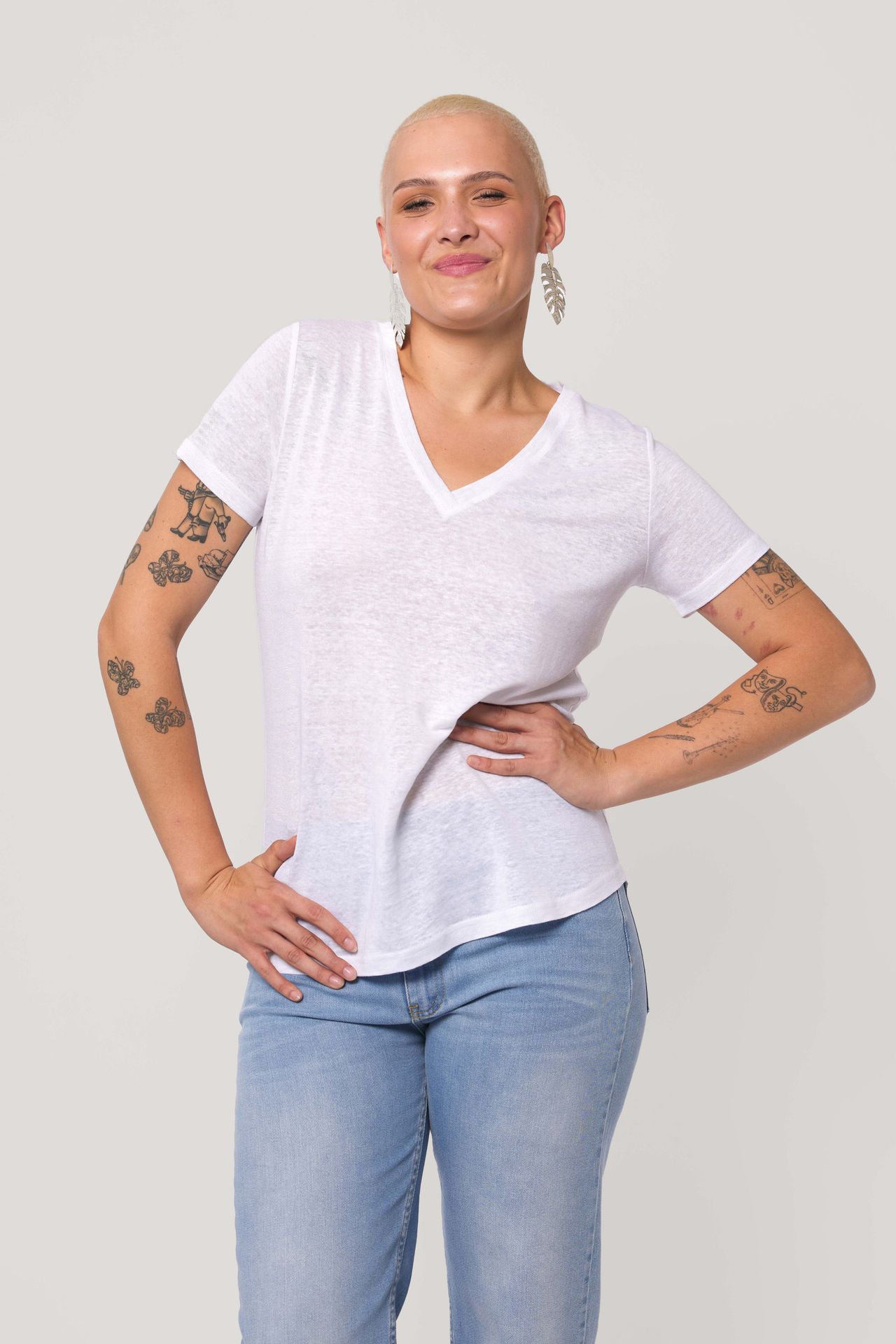 Lniany t-shirt z dekoltem V : Kolor - bialy, Rozmiar - 34 - Bombshe