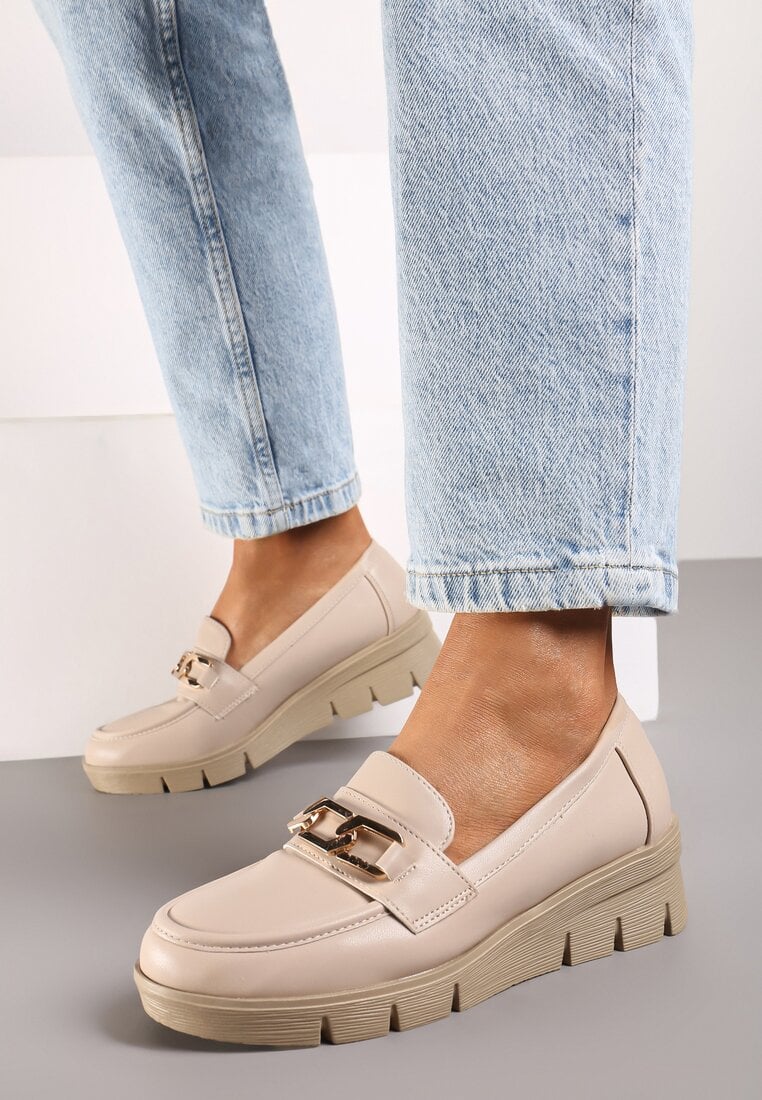 Beżowe Półbuty Mokasyny na Tłoczonym Koturnie ze Skórzaną Wkładką i Aplikacją Rierisa