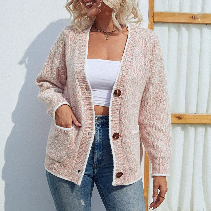 Zapinany na guziki sweter damski z kieszeniami i lamówkami - Różowy