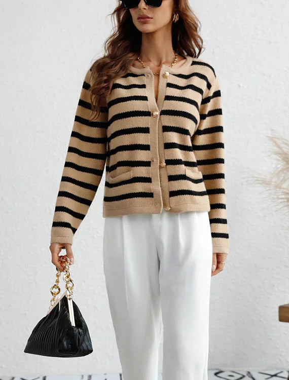 Zapinany na guziki sweter damski o klasycznym kroju w paski - Beżowy