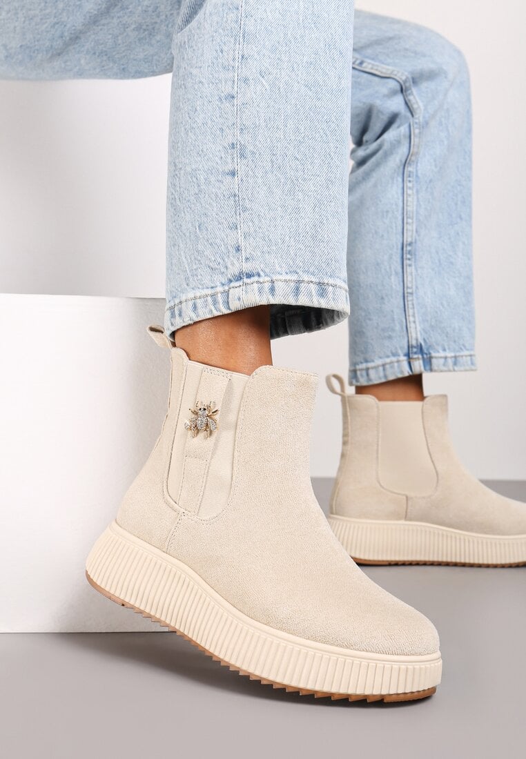 Beżowe Botki Typu Sztyblety na Tłoczonej Platformie Zdobione Metalową Aplikacją Allecia