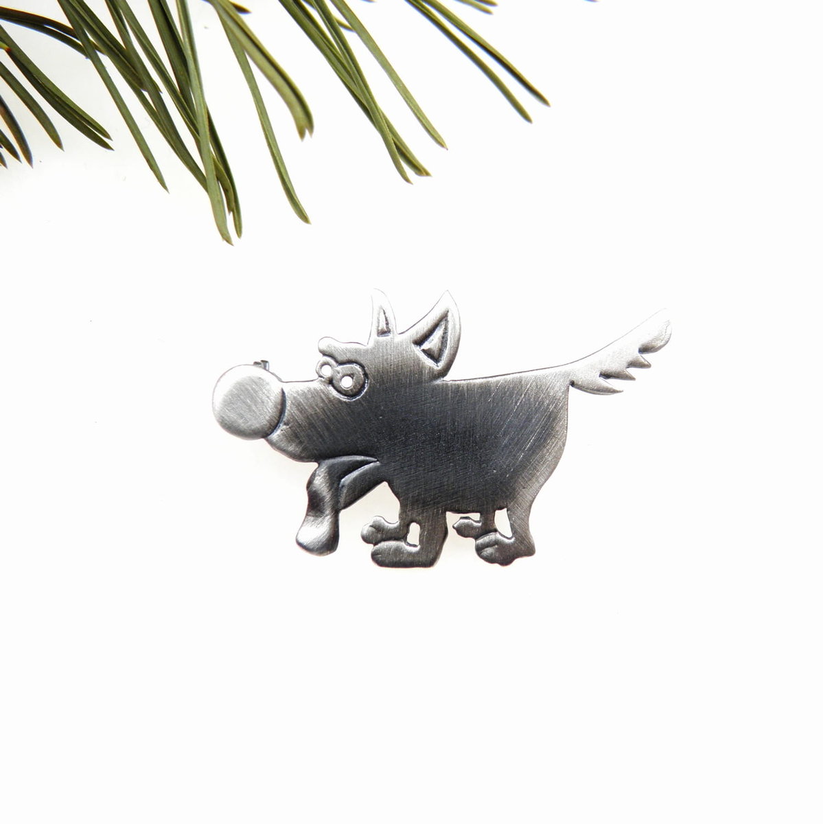 Broszka srebrna artystyczna z  Pieskiem  Atosem szara