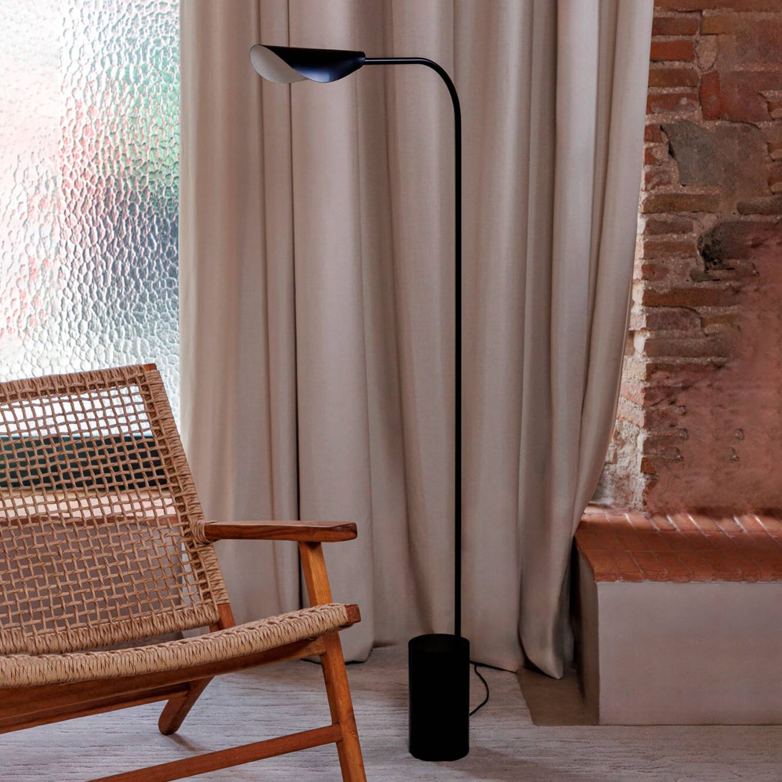 FARO BARCELONA Lampa stojąca Liggera, czarna, stal, wysokość 138,3 cm