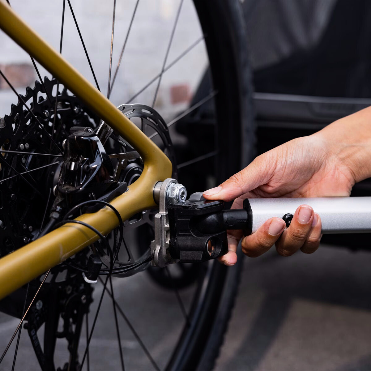 Osłona zawiasu ze śrubą szybkiego zwalniania Thule  Axle Mount ezHitch Plate with Quick Release Skewer