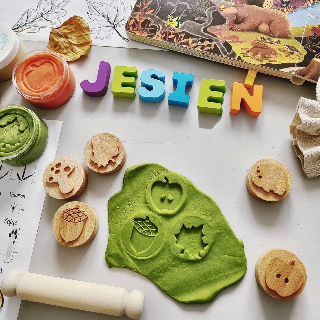 Drewniane stemple Jesień Tuż Tuż