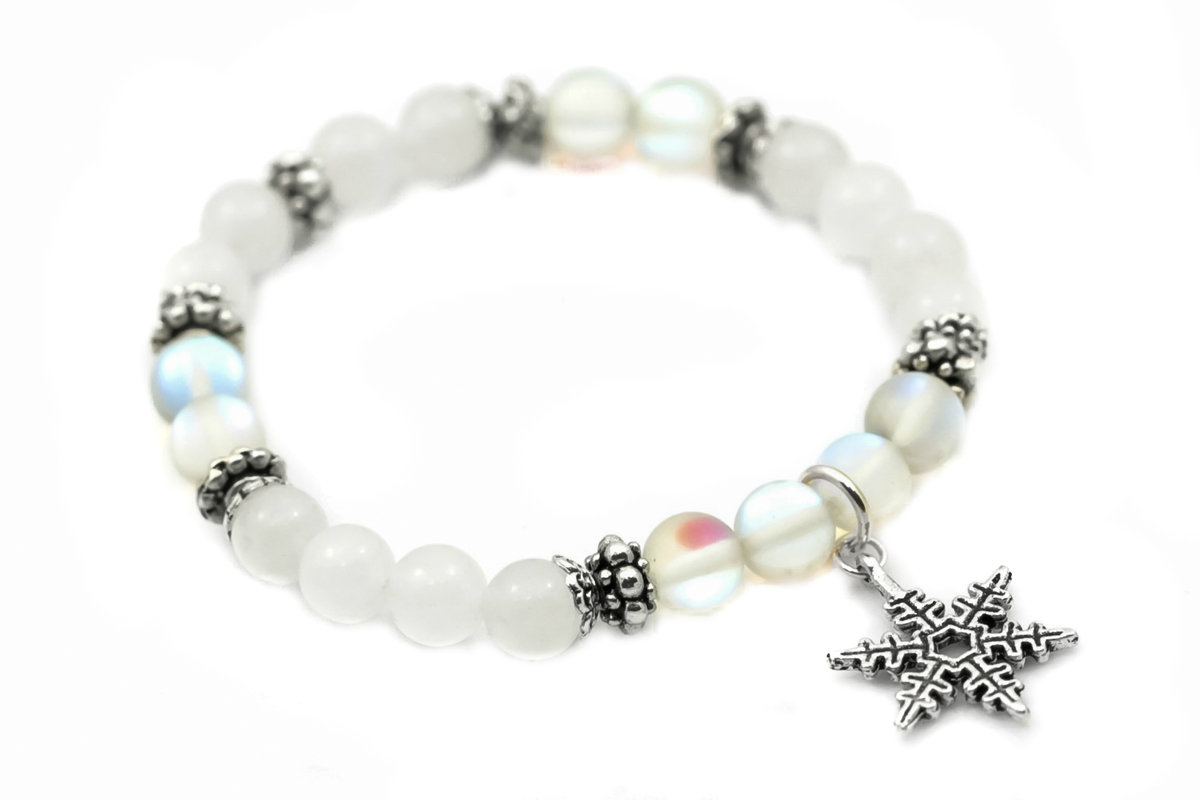 Bransoletka zawieszka śnieżynka, jadeit, kwarc AB, biała, elastyczna / JG. Projekt