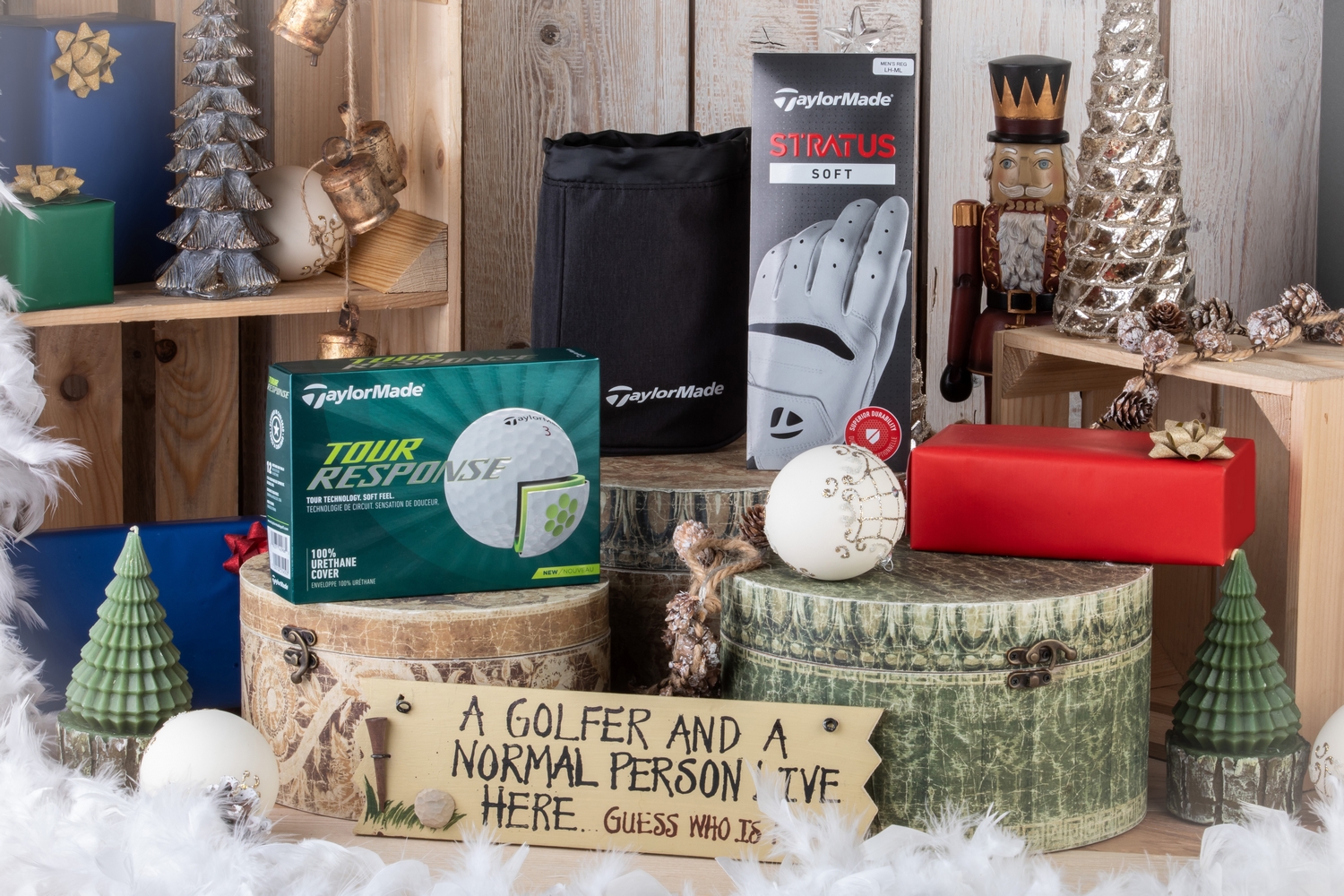 Zestaw prezetowy dla golfisty - TaylorMade rękawiczka Stratus Soft, saszetka Performance Valuables, tuzin piłek Tour Response, drewniana tabliczka golfowa