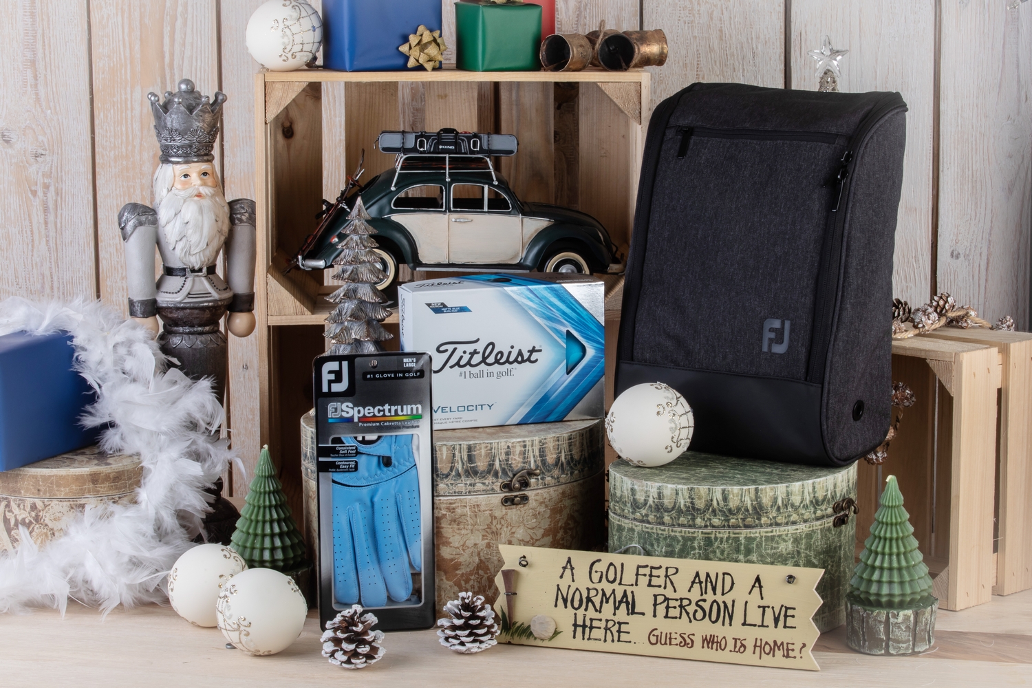 Zestaw prezetowy dla golfisty - rękawiczka Footjoy Spectrum, tuzin piłek Titleist Velocity, torba na buty Footjoy, drewniana tabliczka golfowa