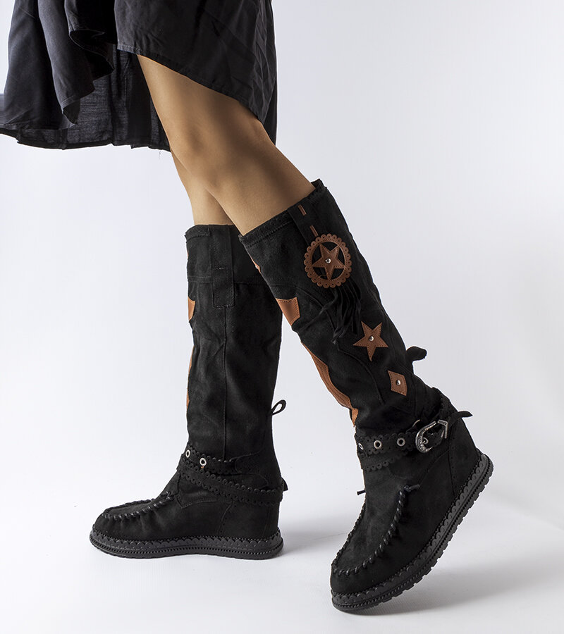 Czarne kozaki w stylu boho Putignano-36