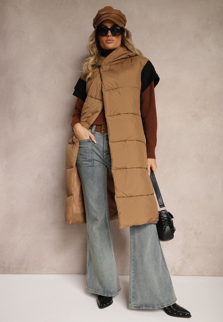 Jasnobrązowa Długa Kamizelka z Pikowanego Materiału o Kopertowym Kroju z Kapturem i Paskiem Nerietta