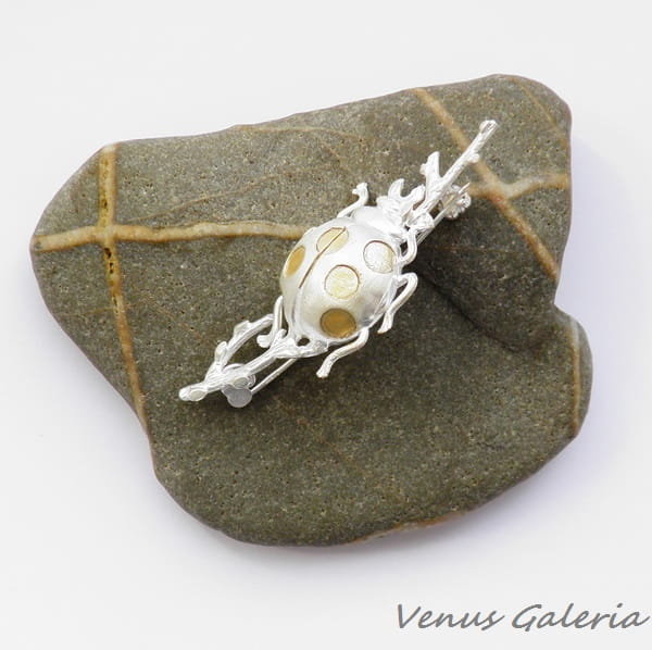 Broszka - Biedronka na gałązce biała