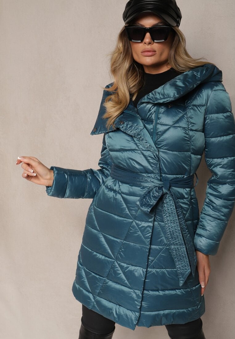 Niebieska Kurtka Pikowana o Długim Kroju z Kapturem Ozdobiona Wiązaniem w Talii Anselith