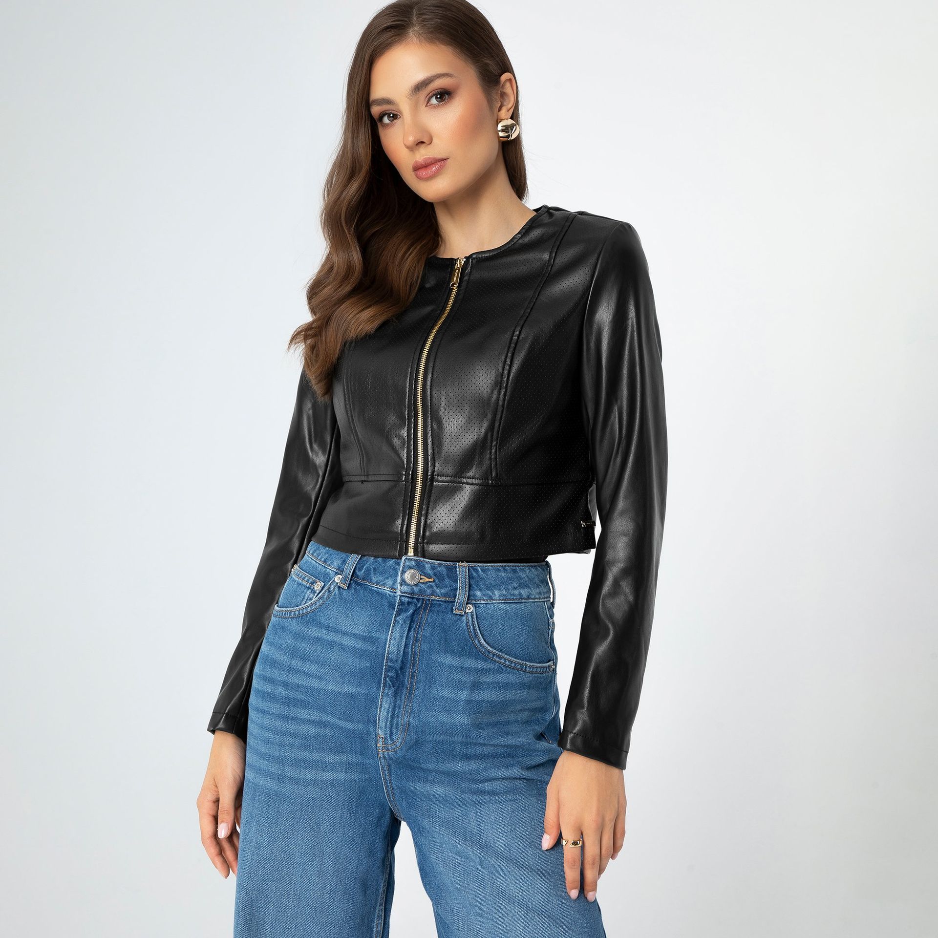 Damska kurtka z perforacjami czarna