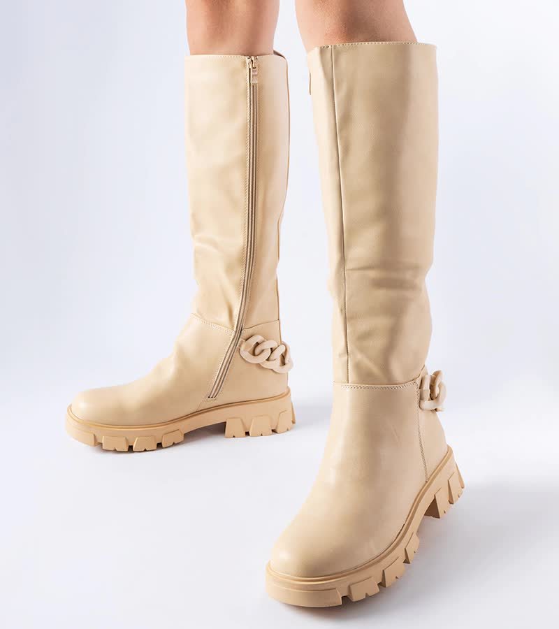 Beżowe płaskie kozaki z łańcuchem Armand-40