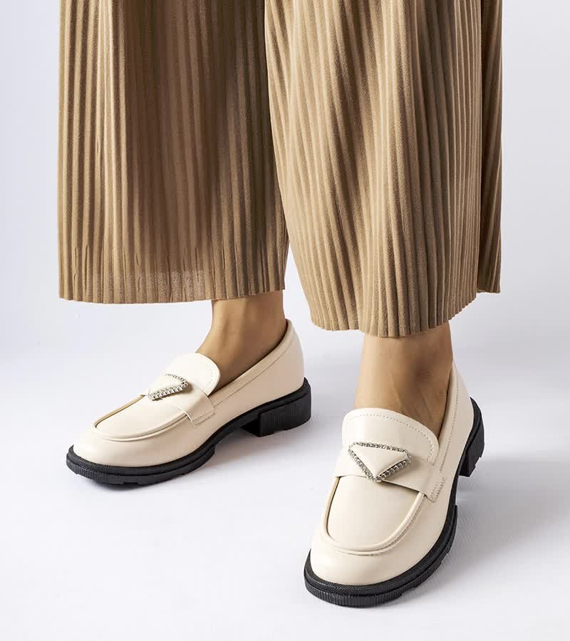 Beżowe mokasyny zdobione cyrkoniami Marsilius-40