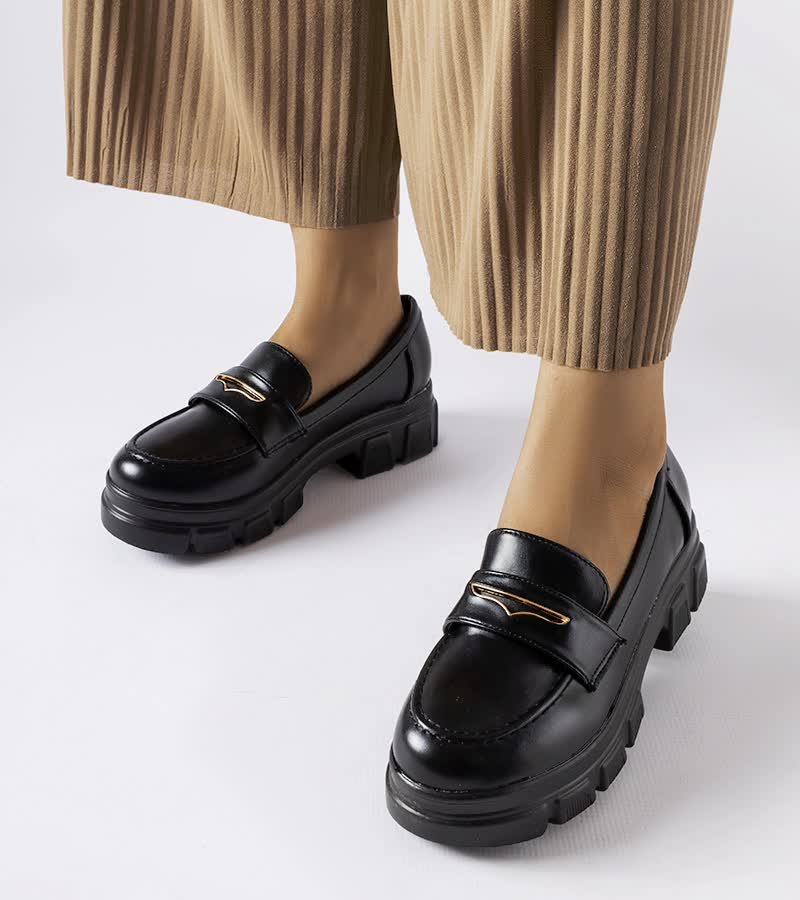 Czarne mokasyny z widocznym bieżnikiem Fuori-40