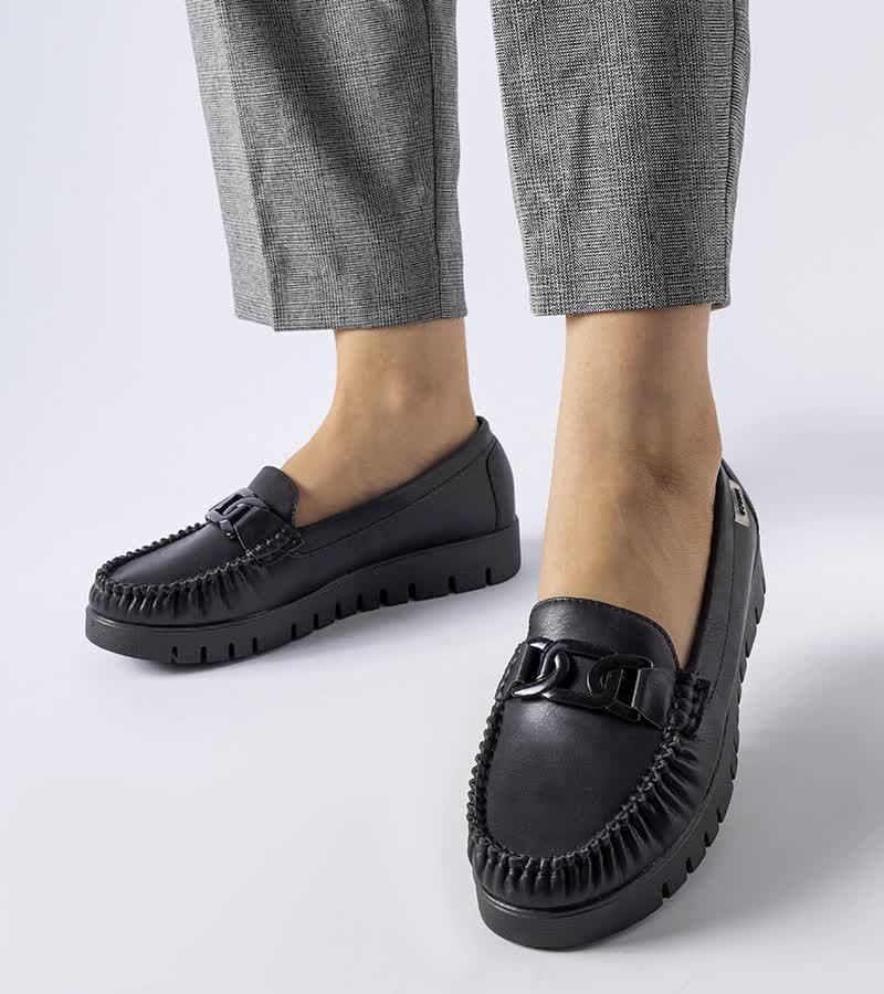 Czarne mokasyny z klamerką na koturnie Lionella-38