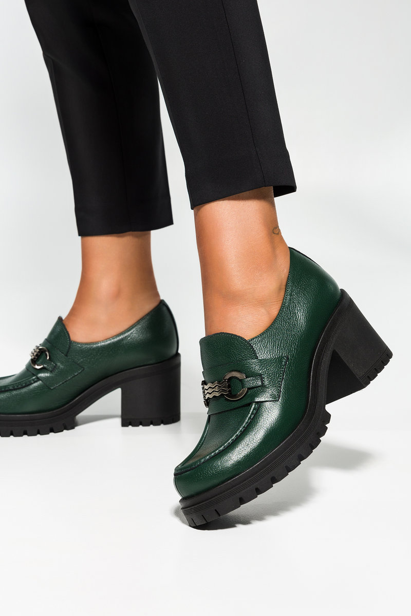 Zielone mokasyny skórzane damskie ze srebrną ozdobą na szerokim klocku PRODUKT POLSKI Casu 20175-39