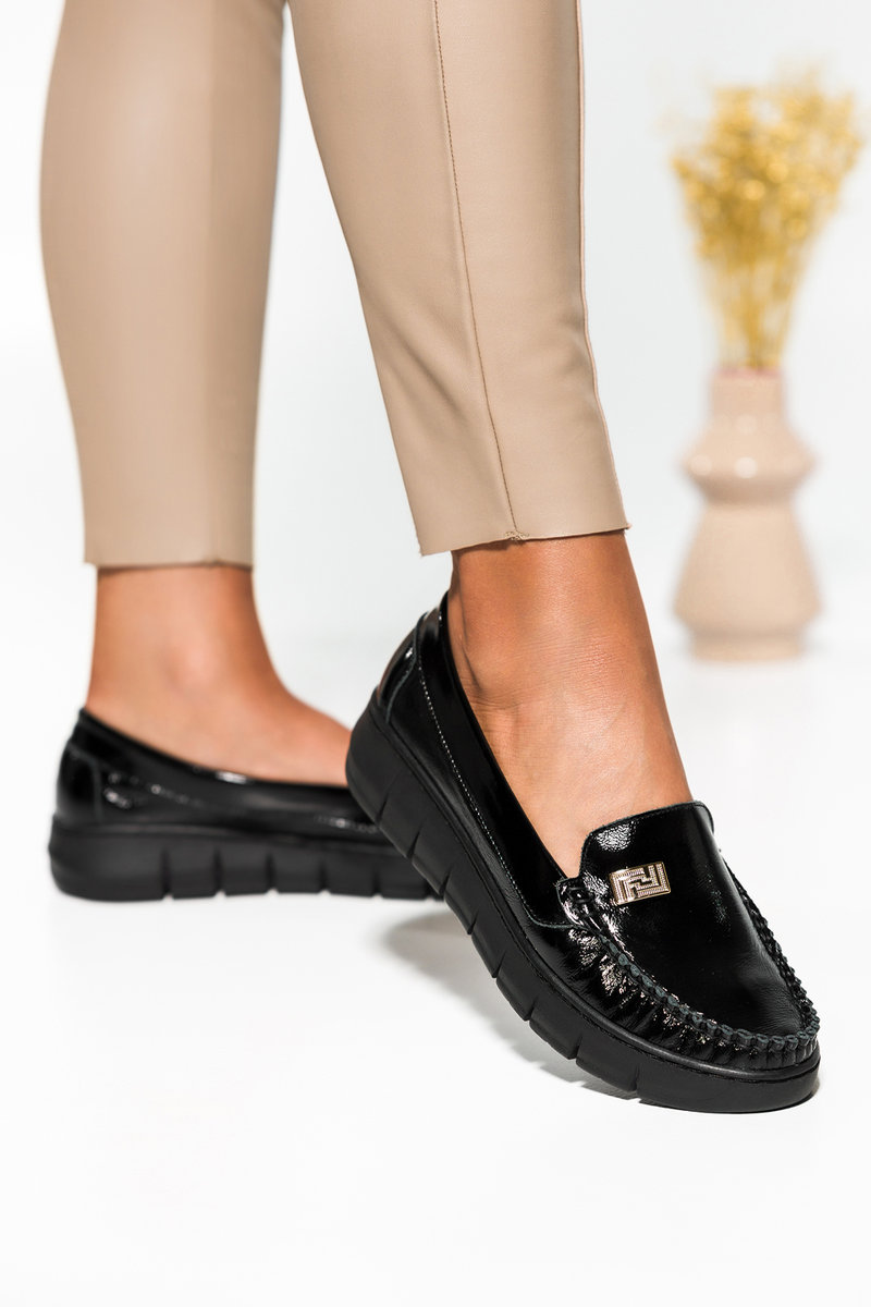 Czarne mokasyny skórzane damskie lakierowane na platformie ze złotą ozdobą PRODUKT POLSKI Casu 10167-36