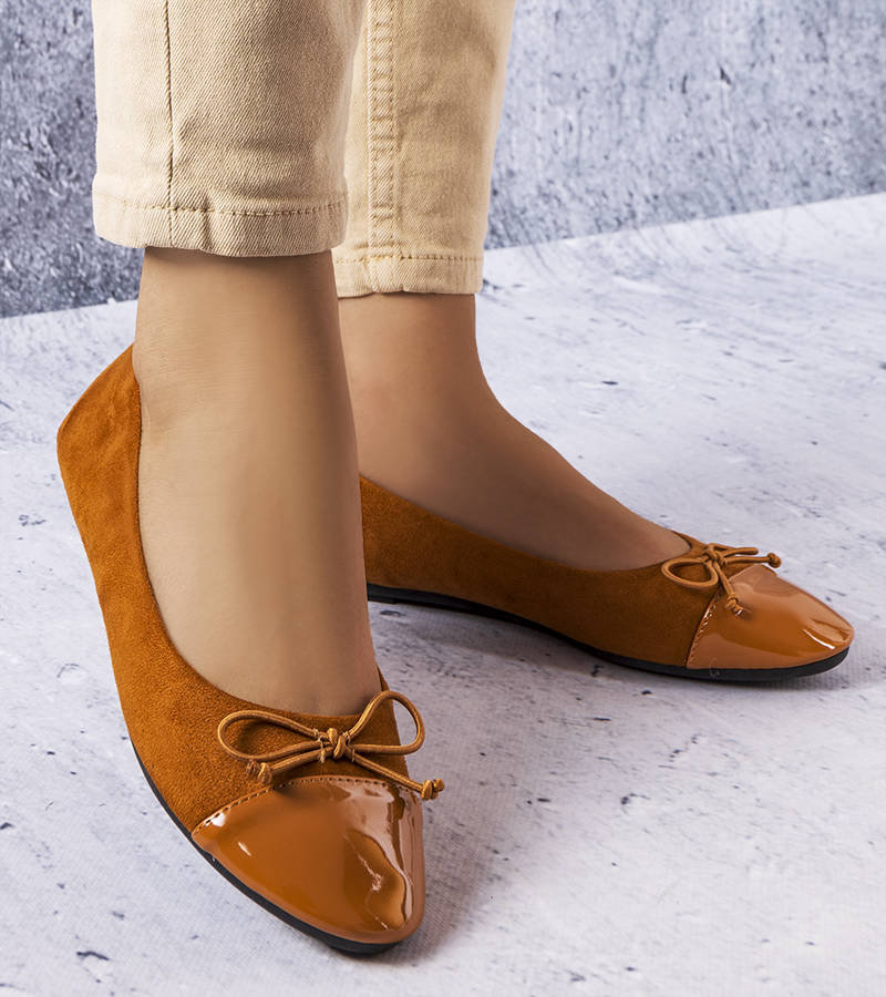 Brązowe balerinki z lakierowanym noskiem Simard-36