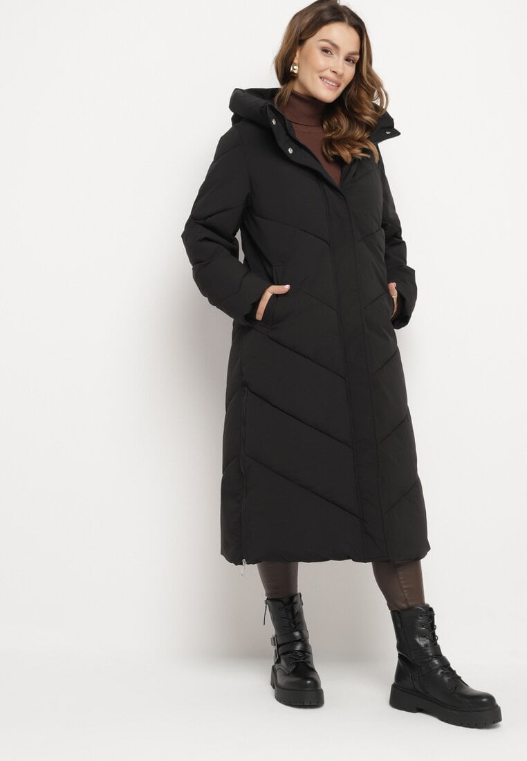 Czarna Kurtka Pikowana o Długim Fasonie z Nieodpinanym Kapturem i Kieszeniami Nerilani