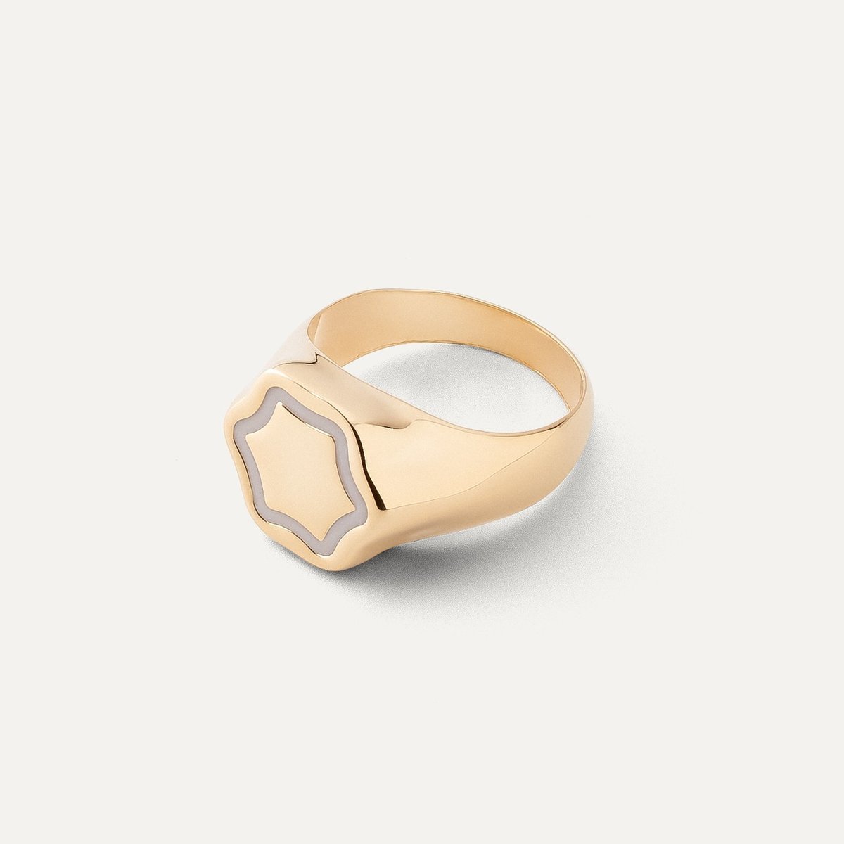 Srebrny sygnet kwiatek z białą żywicą