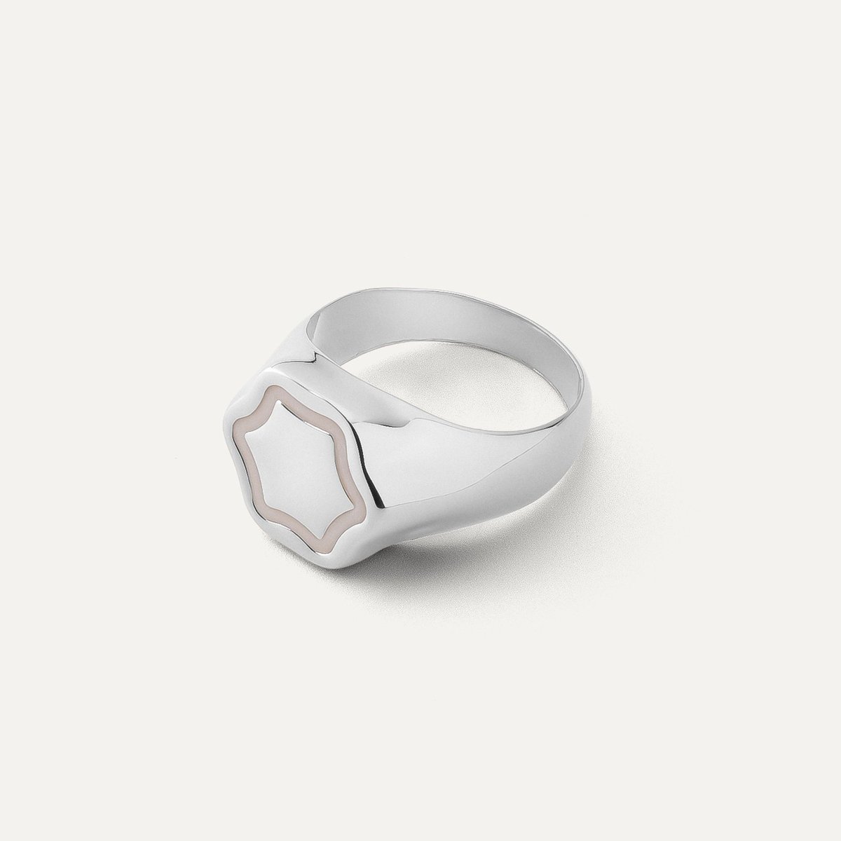 Srebrny sygnet kwiatek z białą żywicą