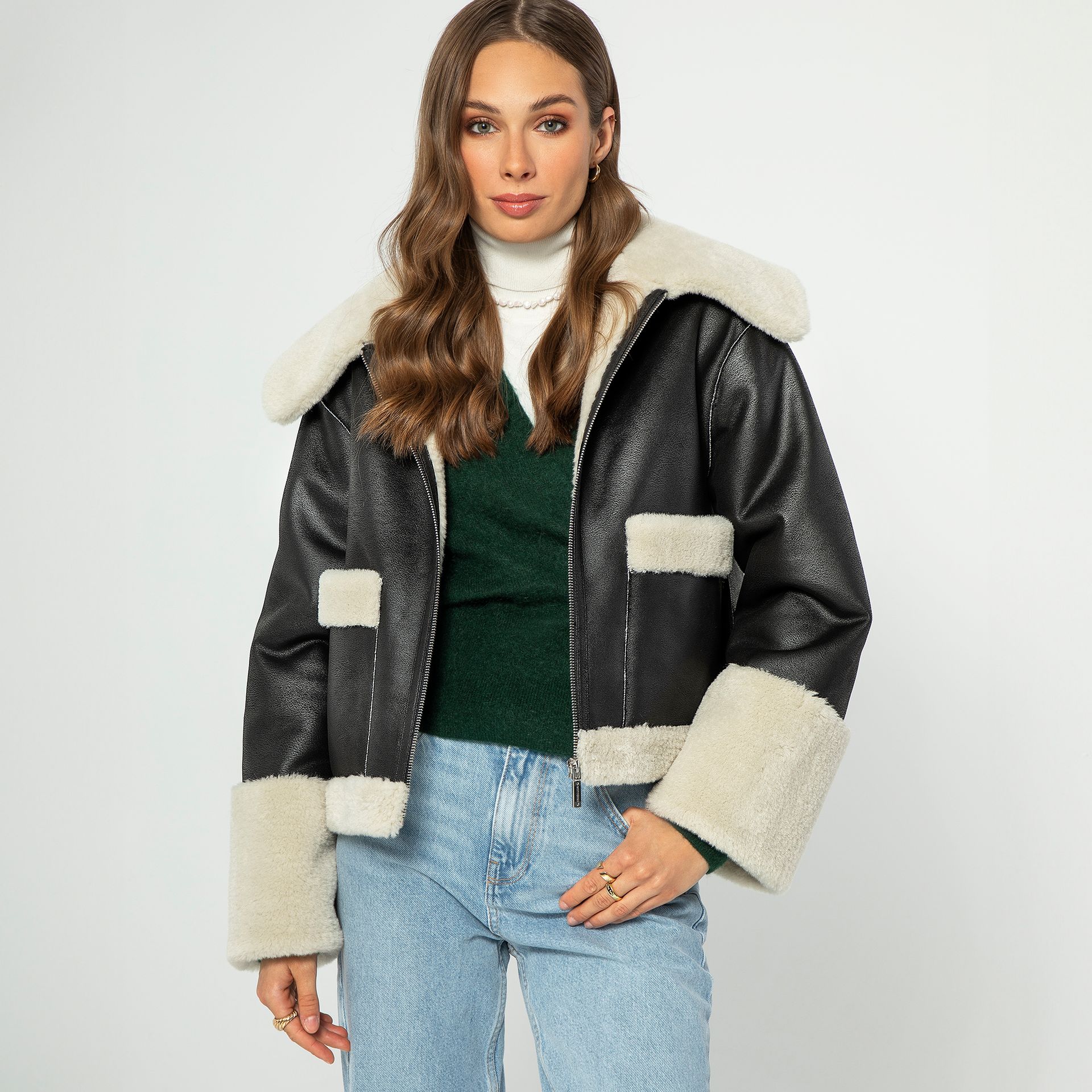 Krótka damska kurtka ze sztucznym futerkiem czarna