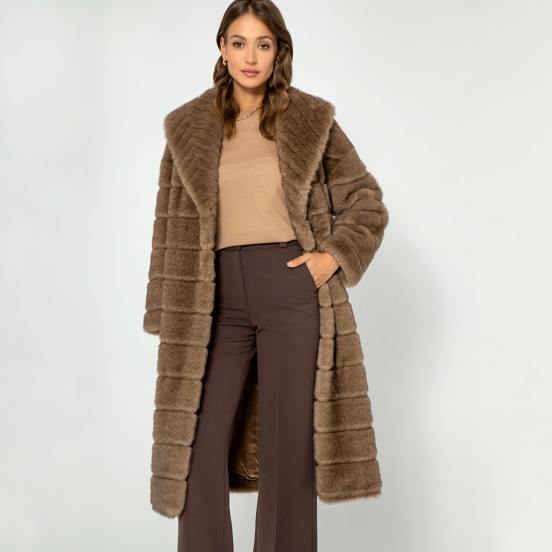 Damski płaszcz ze sztucznego z kołnierzem futra ciemny beż