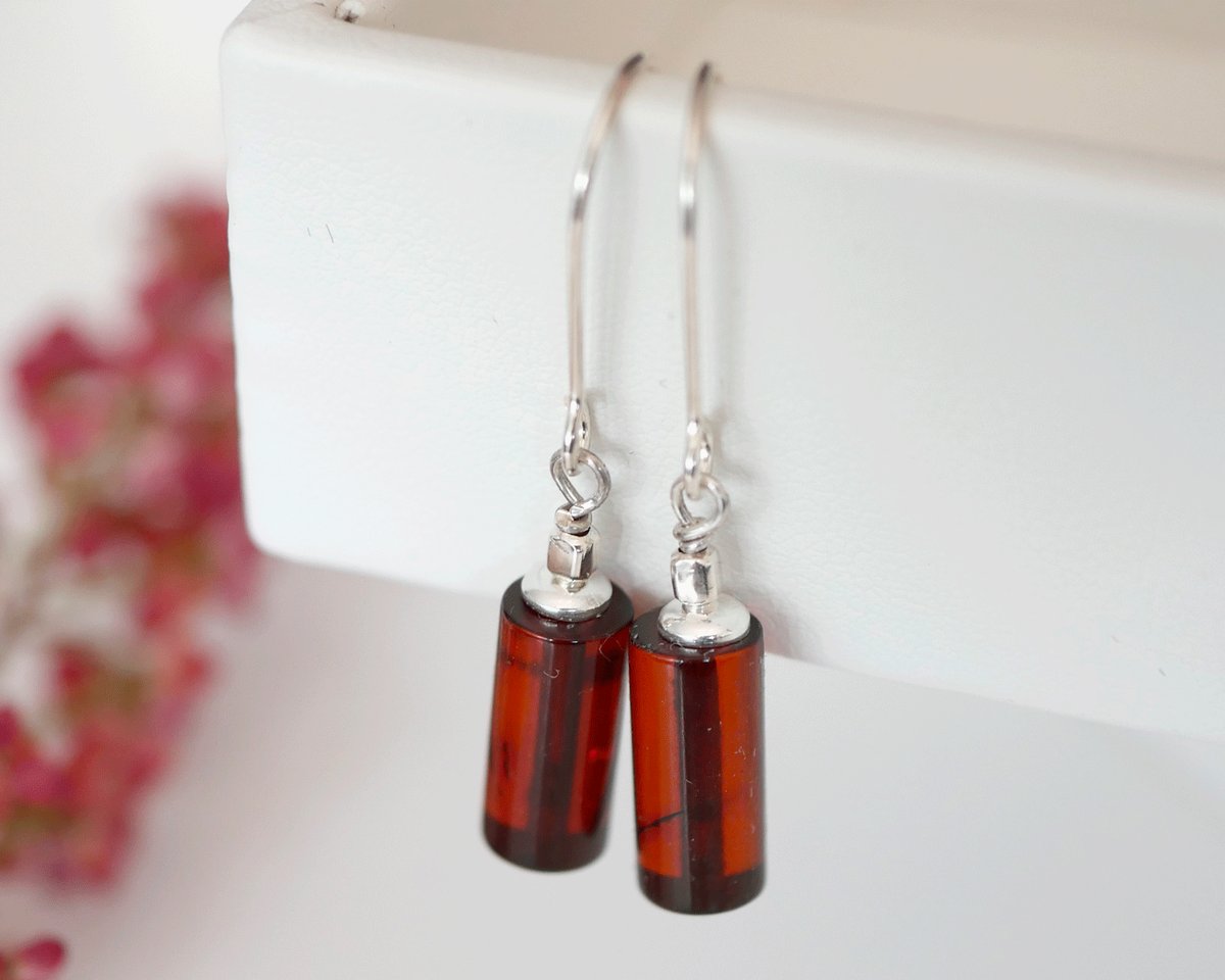 Kolczyki wiszące z naturalnym koniakowym bursztynem w srebrze