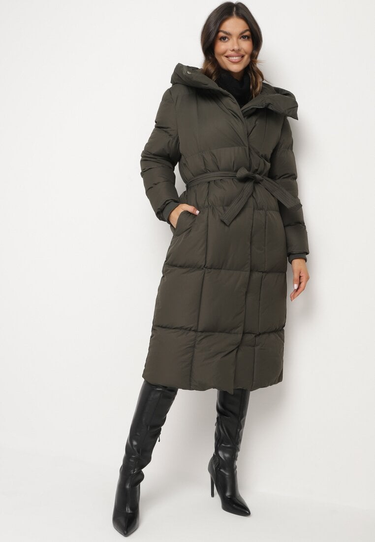 Ciemnozielona Długa Kurtka Pikowana z Kapturem i Wysokim Kołnierzem Wiązana w Talii Zevrira