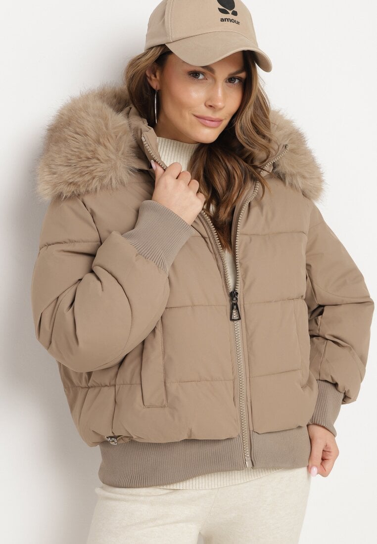 Ciemnobeżowa Pikowana Kurtka z Szerokimi Ściągaczami i Ozdobnym Futrem przy Kapturze Inandria