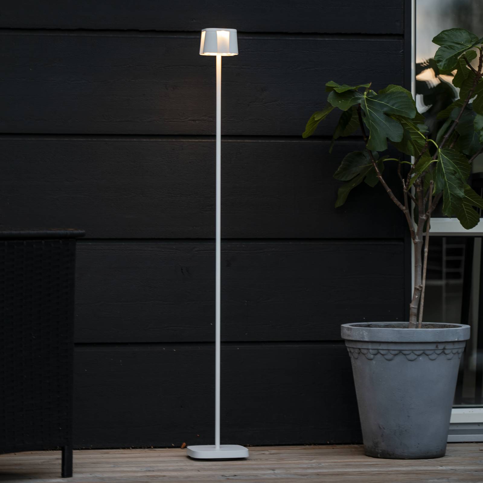 Konstsmide Ładna lampa stojąca LED z akumulatorem, biała, aluminium, IP54,