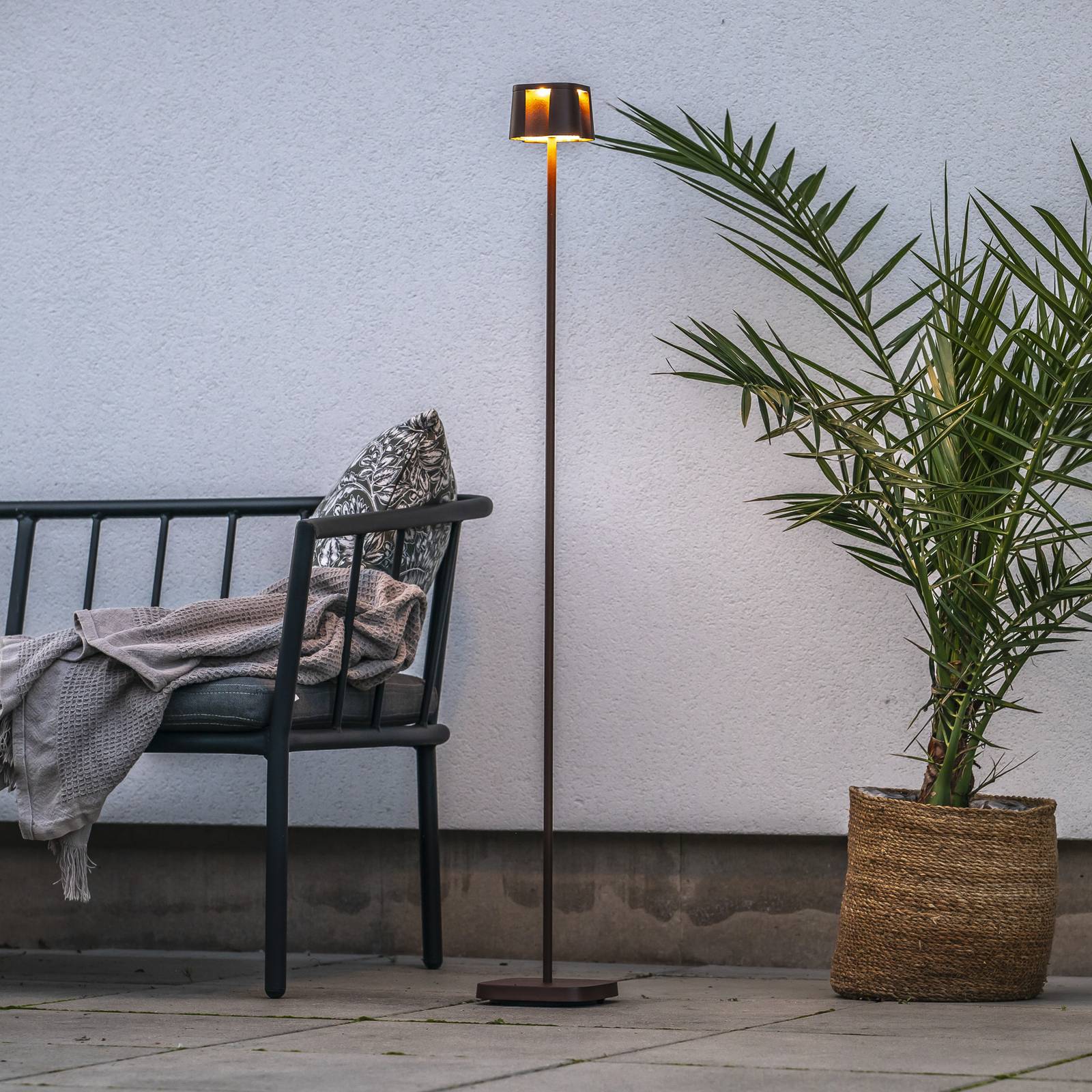 Konstsmide Ładna lampa stojąca LED z akumulatorem, kolor rdzawy, aluminium, IP54,
