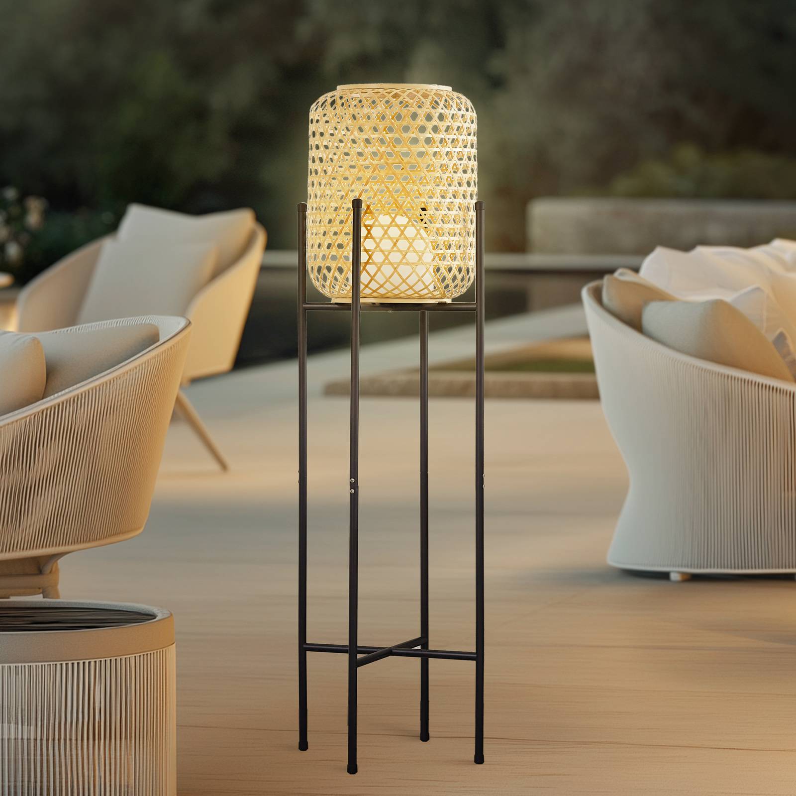 Lucande lampa stojąca LED Adebi, czarna, bambus, Ø32,5cm
