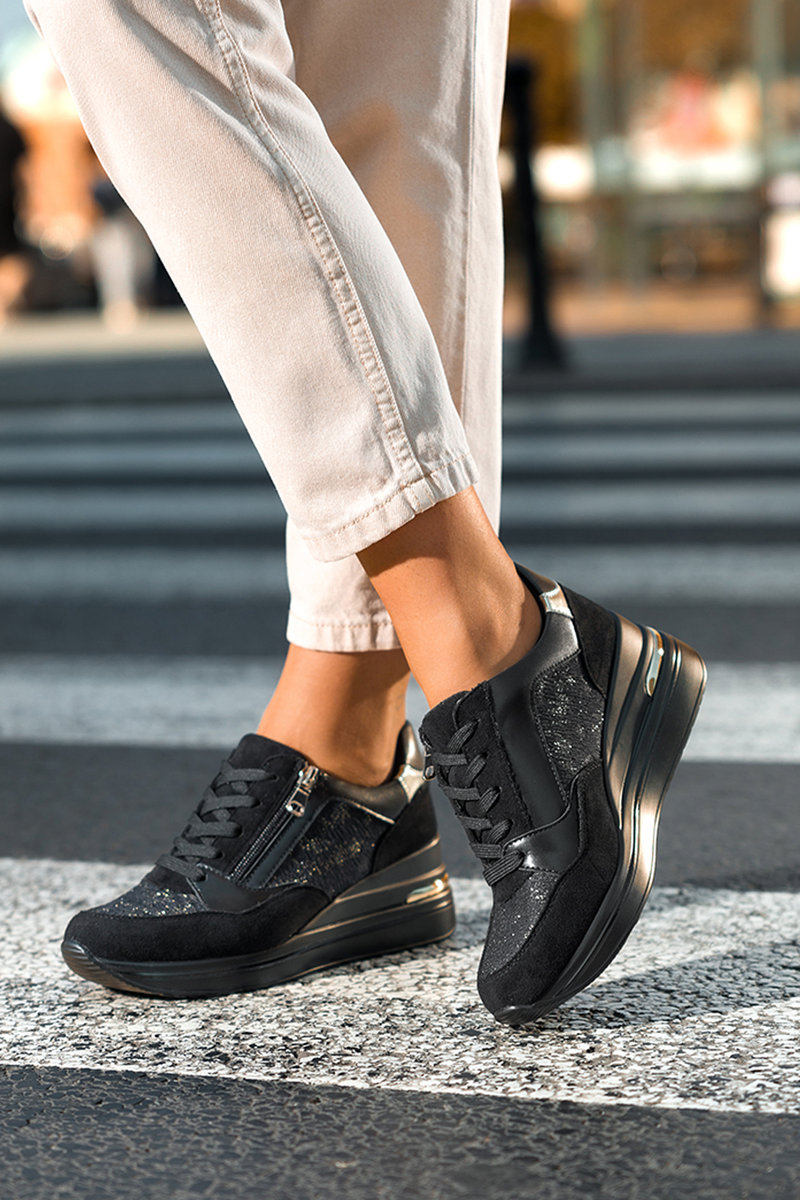 Czarne półbuty damskie na ozdobnym koturnie sznurowane złote dodatki Casu JW24X17-B-39