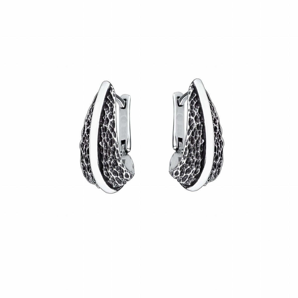 Srebrne kolczyki półokrągłe oksydowane ze wzorem