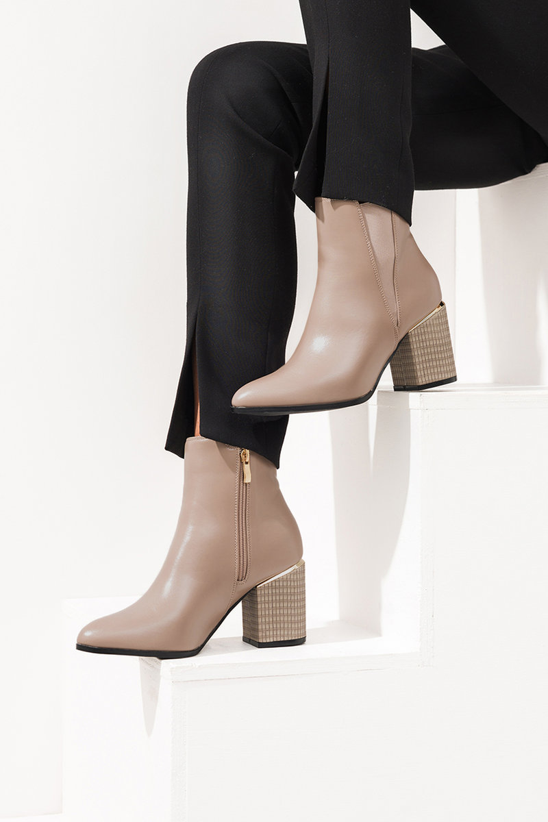 Beżowe botki damskie z gumą na ozdobnym obcasie Casu D212X10-BE-41