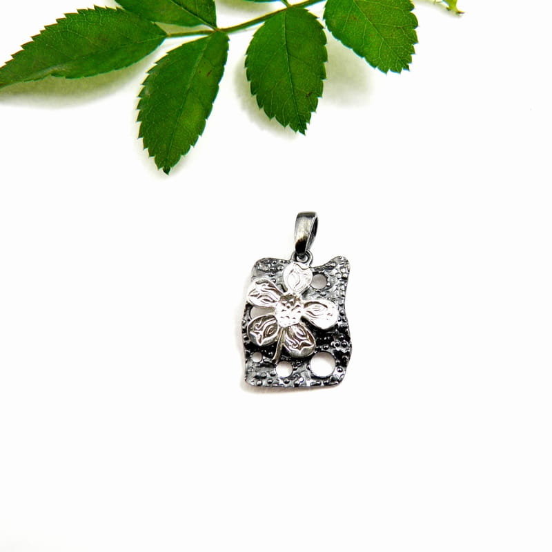 Wisiorek srebrny oksydowany - Księżycowy kwiat II mały czarno-biały