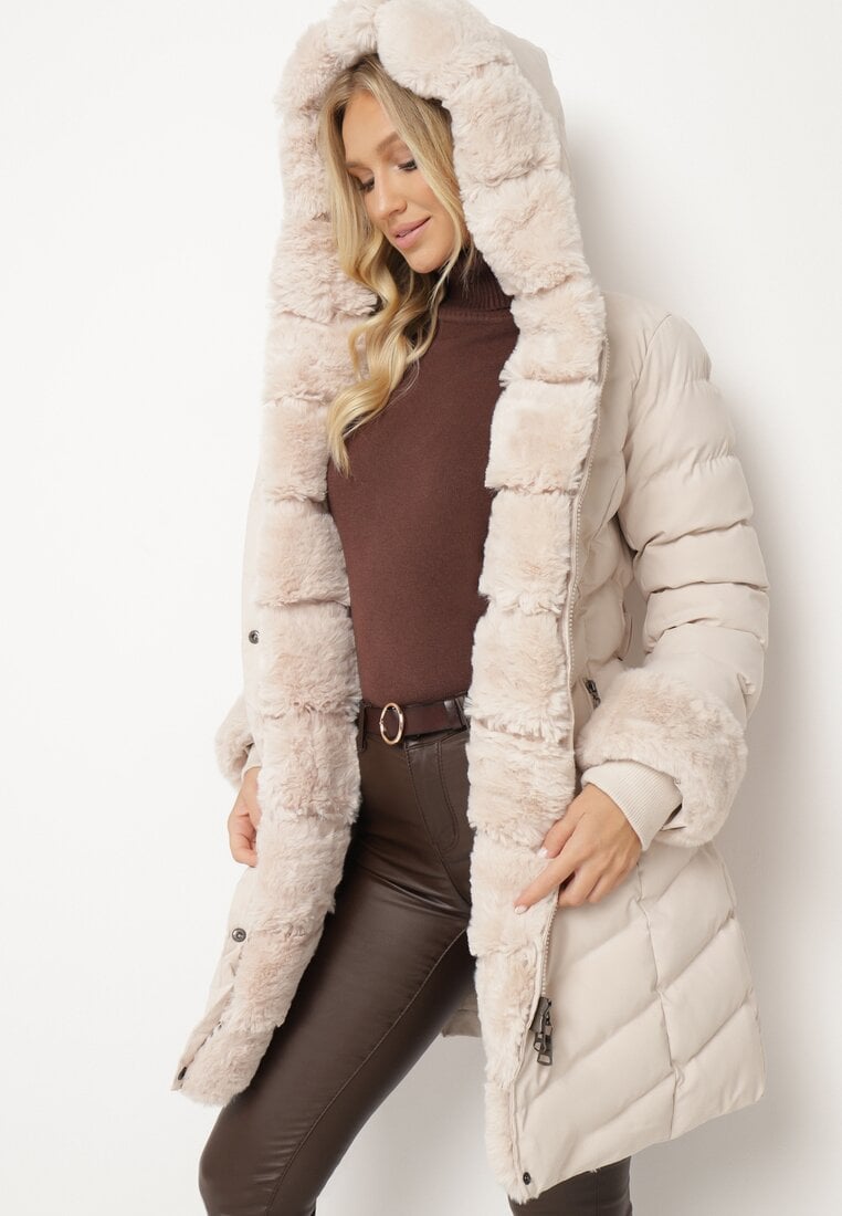 Jasnobeżowa Pikowana Kurtka Zimowa z Paskiem i Futerkowymi Obszyciami z Możliwością Odpięcia Hedirra