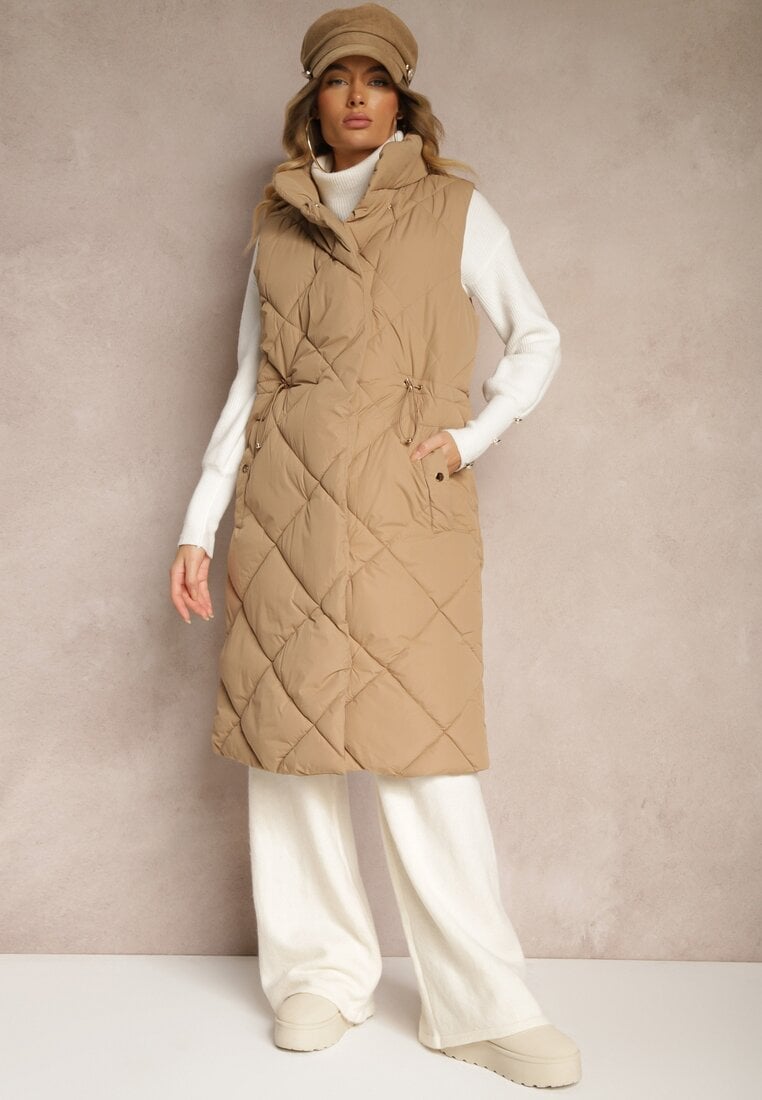 Ciemnobeżowa Długa Kamizelka z Pikowanymi Przeszyciami ze Stójką i Kieszeniami Avalithe