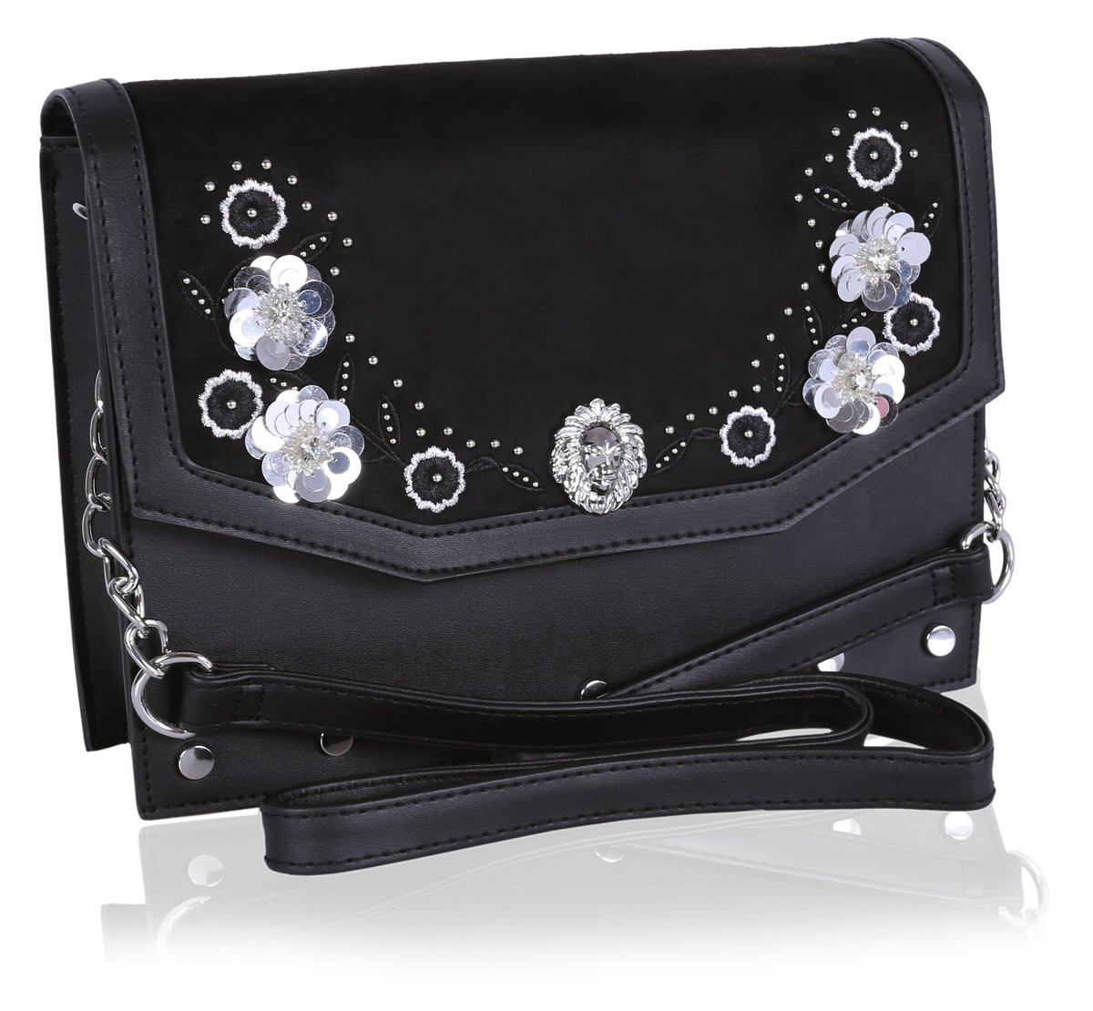 Czarna torebka ze srebrnymi ozdobami