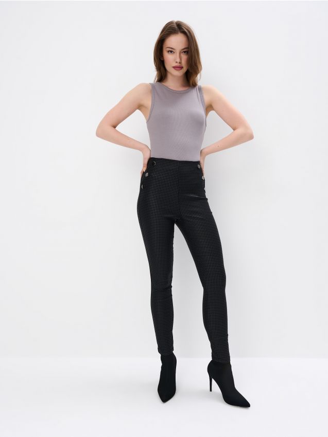 Mohito - Dopasowane wzorzyste spodnie - czarny