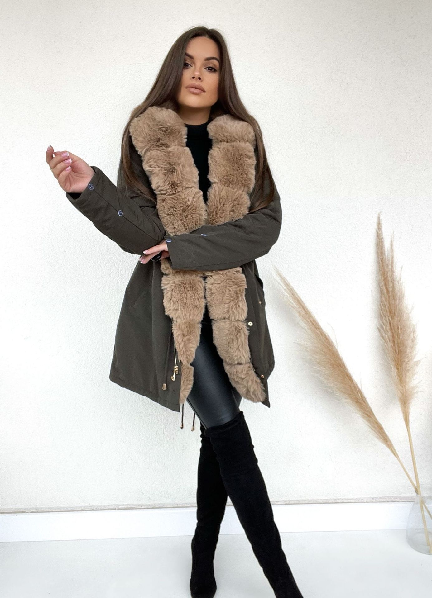 Zimowa parka Winter z futrzanym kołnierzem kapturem - khaki z camelowym futrem - S WEST